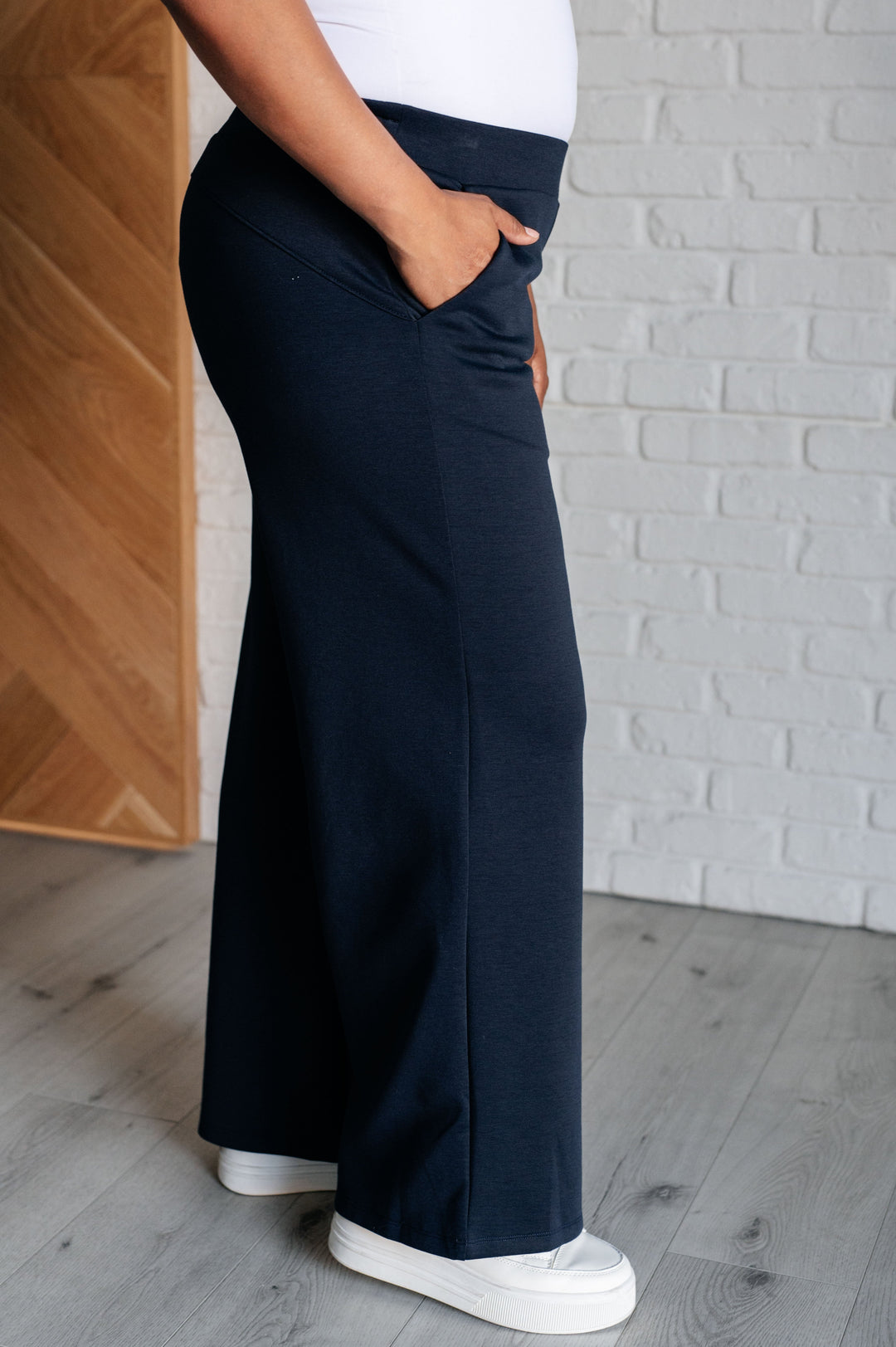 The Vineyard Wide Leg Crop Pant Navy